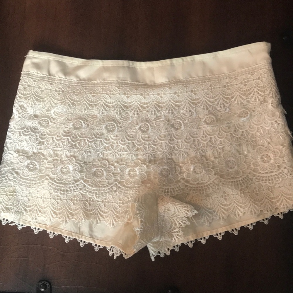 Lace creme shorts